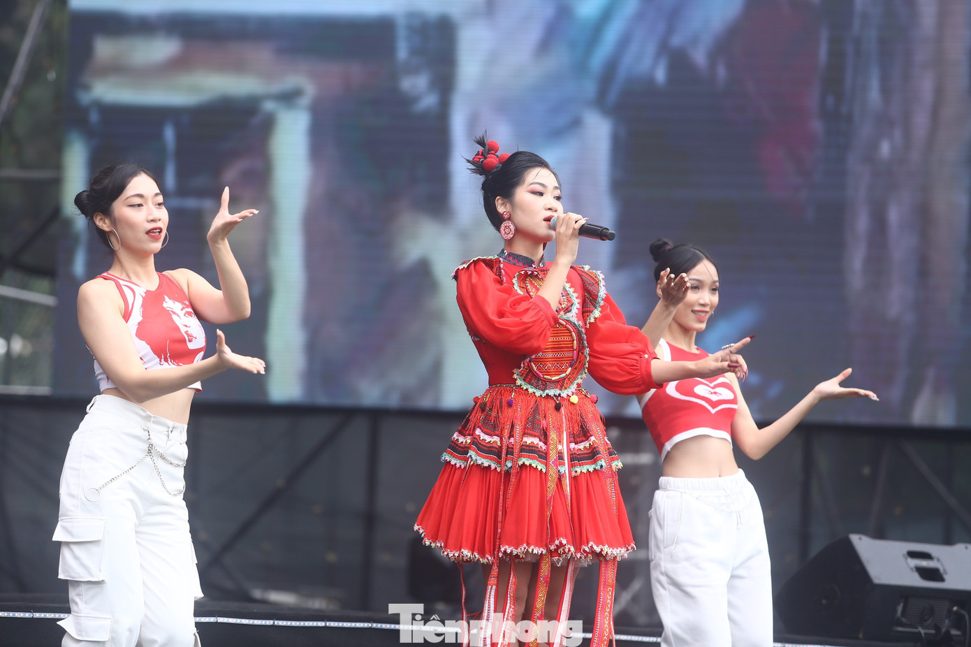 Từ sớm đông đảo sinh viên các trường đại học có mặt tại SVĐ trường ĐH Sư phạm Hà Nội để trải nghiệm các hình thức thanh toán không tiền mặt và thưởng thức các tiết mục sôi động tại sân khấu Ngày thẻ Việt Nam 2023 - Sóng Festival.