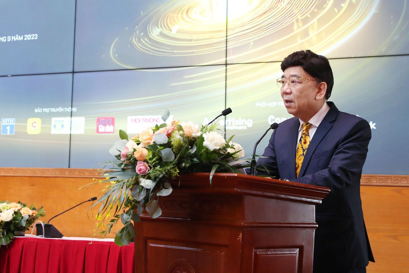 Ông Nguyễn Trường Sơn - Chủ tịch Hiệp hội Quảng cáo Việt Nam - công bố nhiều giải thưởng có giá trị.