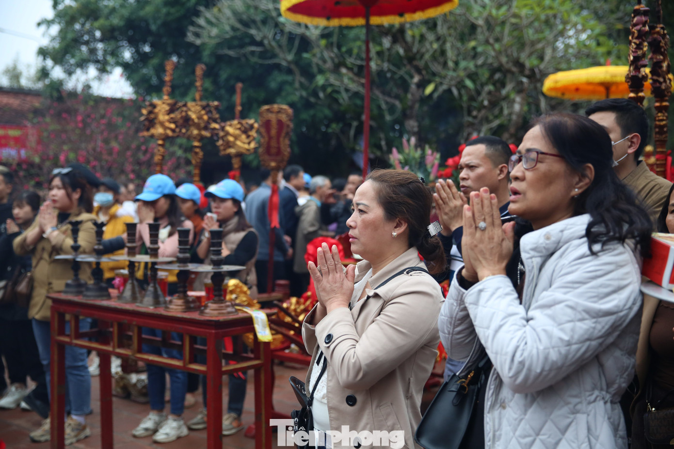 Người dân bày tỏ sự vui mừng, háo hức sau ba năm lễ hội tạm dừng tổ chức. Bà Trần Thị Luận (huyện Phú Xuyên, TP. Hà Nội) cho biết khi chưa có dịch COVID-19, năm nào bà cũng về đền Trần vào dịp rằm tháng Giêng, chiều 14 bà làm lễ và đợi đến giờ khai ấn. Sau 3 năm dừng khai ấn do dịch bệnh, năm nay lễ hội được mở lại bà háo hức cùng các con cháu đi lễ Khai ấn đền Trần, cầu cho bản thân và gia đình bình an, cầu cho quốc thái dân an, bách gia trăm họ mạnh khỏe. “Năm nay đến với đền Trần tôi cảm nhận được khung cảnh tươi mới. Khuôn viên đền được xây dựng, chỉnh trang rất đẹp. Đặc biệt, an ninh trật tự được ban tổ chức làm rất tốt, không có cảnh chen lấn, chèo kéo khách mua lễ, không còn cảnh trộm cắp”. Ảnh: TRỌNG TÀI. Người dân bày tỏ sự vui mừng, háo hức sau ba năm lễ hội tạm dừng tổ chức. Bà Trần Thị Luận (huyện Phú Xuyên, TP. Hà Nội) cho biết khi chưa có dịch COVID-19, năm nào bà cũng về đền Trần vào dịp rằm tháng Giêng, chiều 14 bà làm lễ và đợi đến giờ khai ấn. Sau 3 năm dừng khai ấn do dịch bệnh, năm nay lễ hội được mở lại bà háo hức cùng các con cháu đi lễ Khai ấn đền Trần, cầu cho bản thân và gia đình bình an, cầu cho quốc thái dân an, bách gia trăm họ mạnh khỏe. “Năm nay đến với đền Trần tôi cảm nhận được khung cảnh tươi mới. Khuôn viên đền được xây dựng, chỉnh trang rất đẹp. Đặc biệt, an ninh trật tự được ban tổ chức làm rất tốt, không có cảnh chen lấn, chèo kéo khách mua lễ, không còn cảnh trộm cắp”. Ảnh: TRỌNG TÀI.