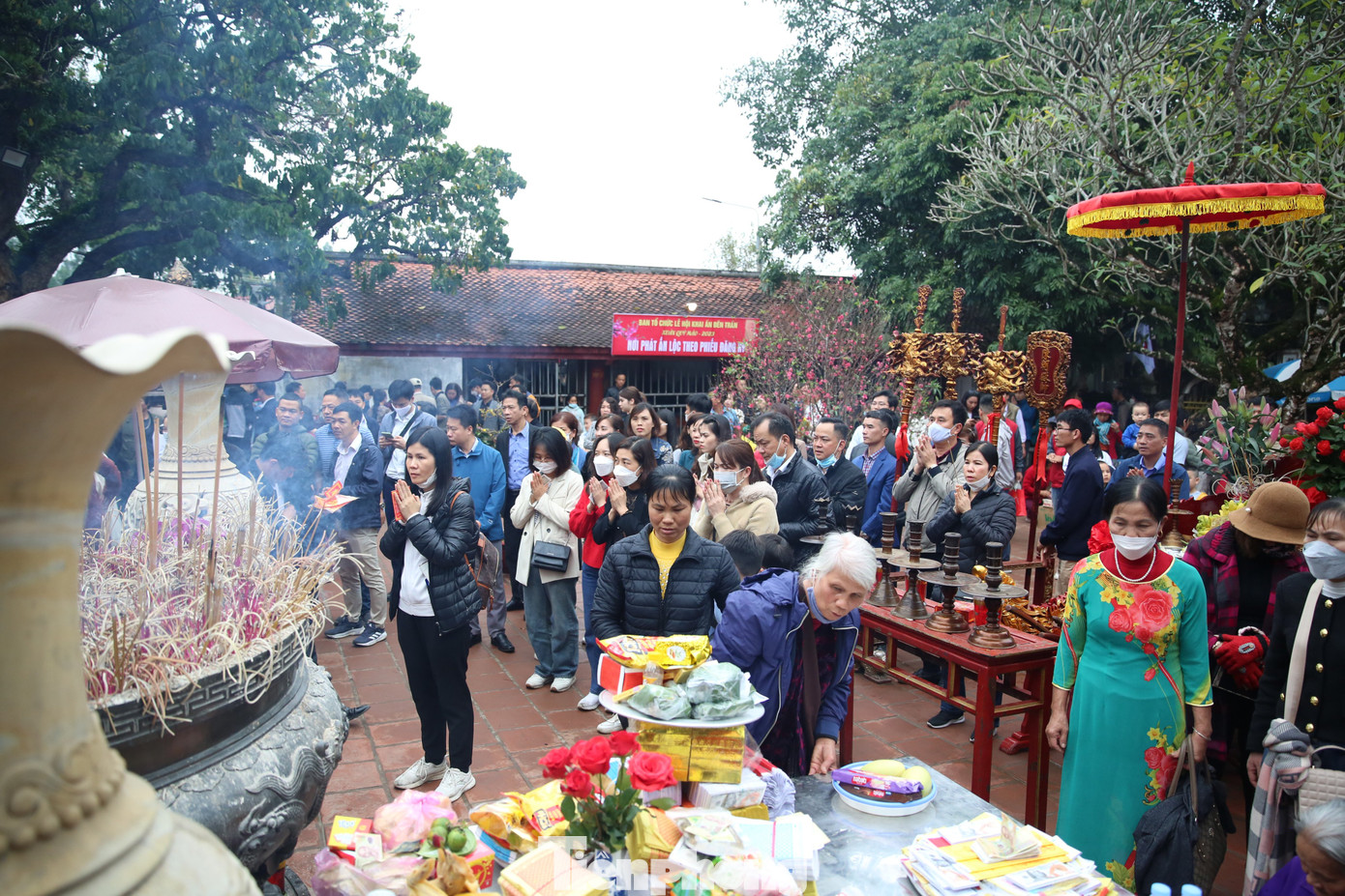 Trong ngày 4/2, BTC Lễ hội khai ấn đền Trần thực hiện nghi lễ dâng hương từ lúc 22h15 đến 22h40, nghi lễ rước kiệu ấn từ lúc 22h40 đến 23h10, nghi lễ khai ấn được thực hiện lúc 23h15. Ảnh: TRỌNG TÀI. Trong ngày 4/2, BTC Lễ hội khai ấn đền Trần thực hiện nghi lễ dâng hương từ lúc 22h15 đến 22h40, nghi lễ rước kiệu ấn từ lúc 22h40 đến 23h10, nghi lễ khai ấn được thực hiện lúc 23h15. Ảnh: TRỌNG TÀI.