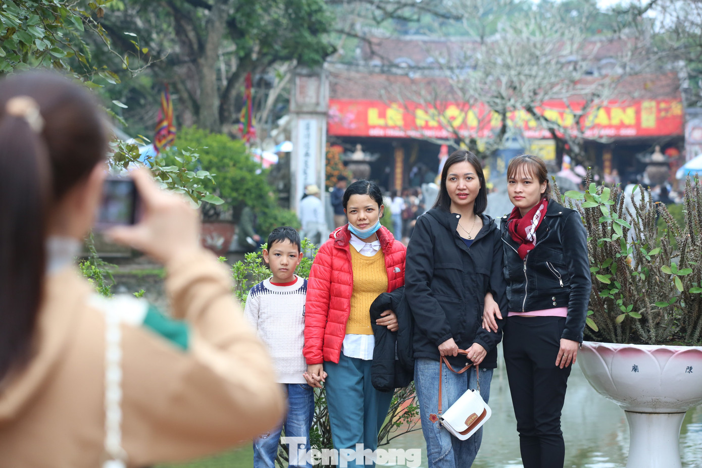 Hoàn thành việc dâng lễ, cúng bái, du khách tranh thủ chụp ảnh, lưu giữ kỷ niệm tại khu Di tích đền Trần. Ảnh: TRỌNG TÀI. Hoàn thành việc dâng lễ, cúng bái, du khách tranh thủ chụp ảnh, lưu giữ kỷ niệm tại khu Di tích đền Trần. Ảnh: TRỌNG TÀI.