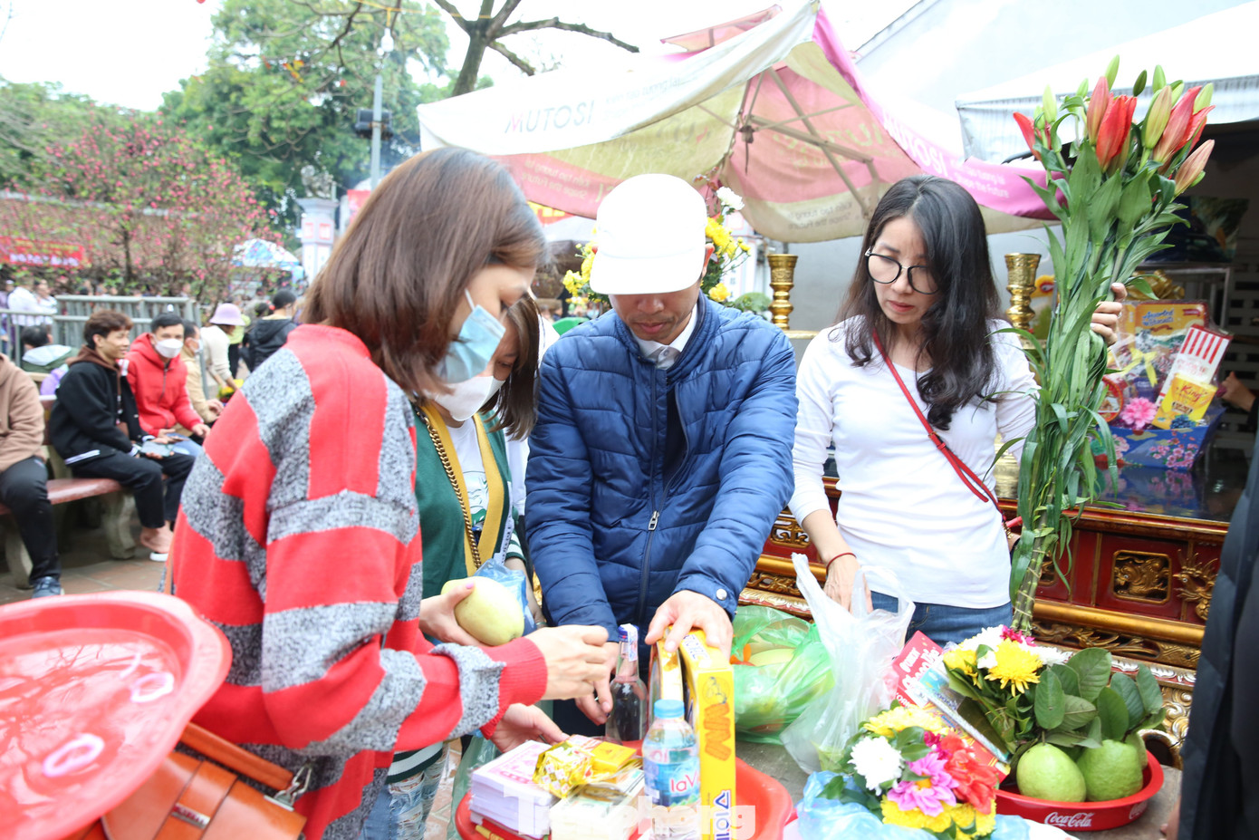 Du khách thành tâm dâng lễ với mong muốn một năm an lành, mạnh khỏe, hạnh phúc cho gia đình. Ảnh: TRỌNG TÀI. Du khách thành tâm dâng lễ với mong muốn một năm an lành, mạnh khỏe, hạnh phúc cho gia đình. Ảnh: TRỌNG TÀI.