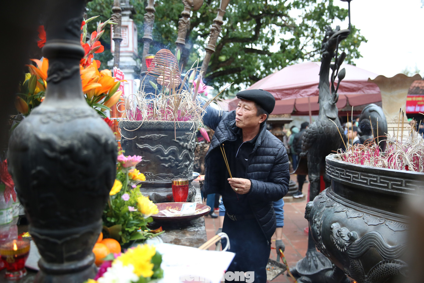 Chung tâm trạng phấn khởi như bà Luận, ông Phạm Văn Thắng, quê Thái Thụy, Thái Bình chia sẻ với Tiền Phong rằng năm nay dịch bệnh đã qua, nên phấn khởi du xuân, ghé dự lễ Khai ấn đền Trần. “Năm nay, dịch bệnh không còn, đời sống kinh tế gia đình cải thiện chúng tôi tổ chức đoàn 28 người đi du xuân, dự lễ khai ấn đền Trần. Đến đền Trần chúng tôi cầu mong cho một năm gia đình có nhiều sức khỏe, an vui, mỗi người có nhiều năng lượng lao động, sản xuất, phát triển kinh tế gia đình, đóng góp xây dựng xã hội ngày một phát triển". Ảnh: TRỌNG TÀI. Chung tâm trạng phấn khởi như bà Luận, ông Phạm Văn Thắng, quê Thái Thụy, Thái Bình chia sẻ với Tiền Phong rằng năm nay dịch bệnh đã qua, nên phấn khởi du xuân, ghé dự lễ Khai ấn đền Trần. “Năm nay, dịch bệnh không còn, đời sống kinh tế gia đình cải thiện chúng tôi tổ chức đoàn 28 người đi du xuân, dự lễ khai ấn đền Trần. Đến đền Trần chúng tôi cầu mong cho một năm gia đình có nhiều sức khỏe, an vui, mỗi người có nhiều năng lượng lao động, sản xuất, phát triển kinh tế gia đình, đóng góp xây dựng xã hội ngày một phát triển". Ảnh: TRỌNG TÀI.