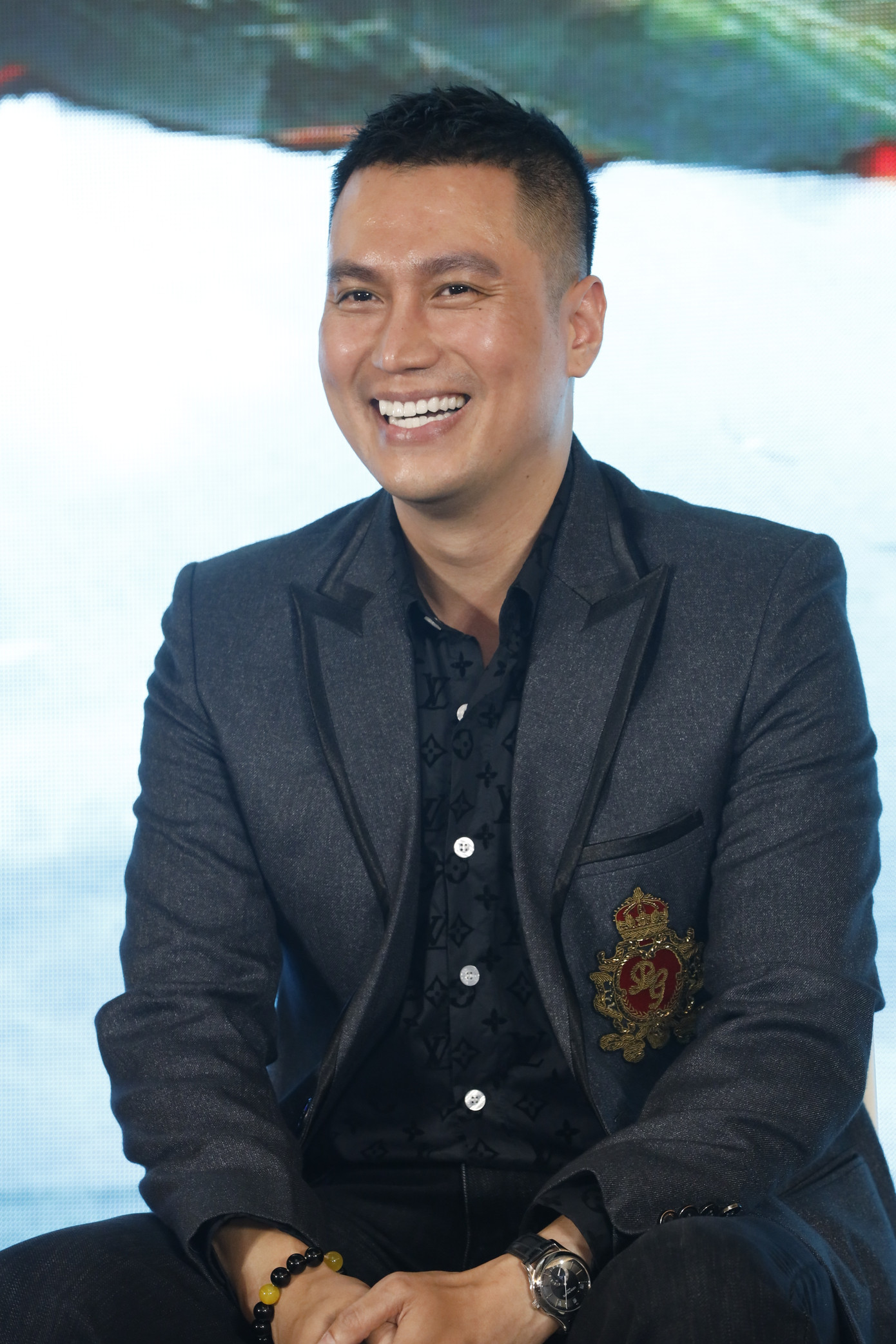 Việt Anh thoát cảnh tù tội, vào vai chỉ huy trong bộ phim Cuộc chiến không giới tuyến.