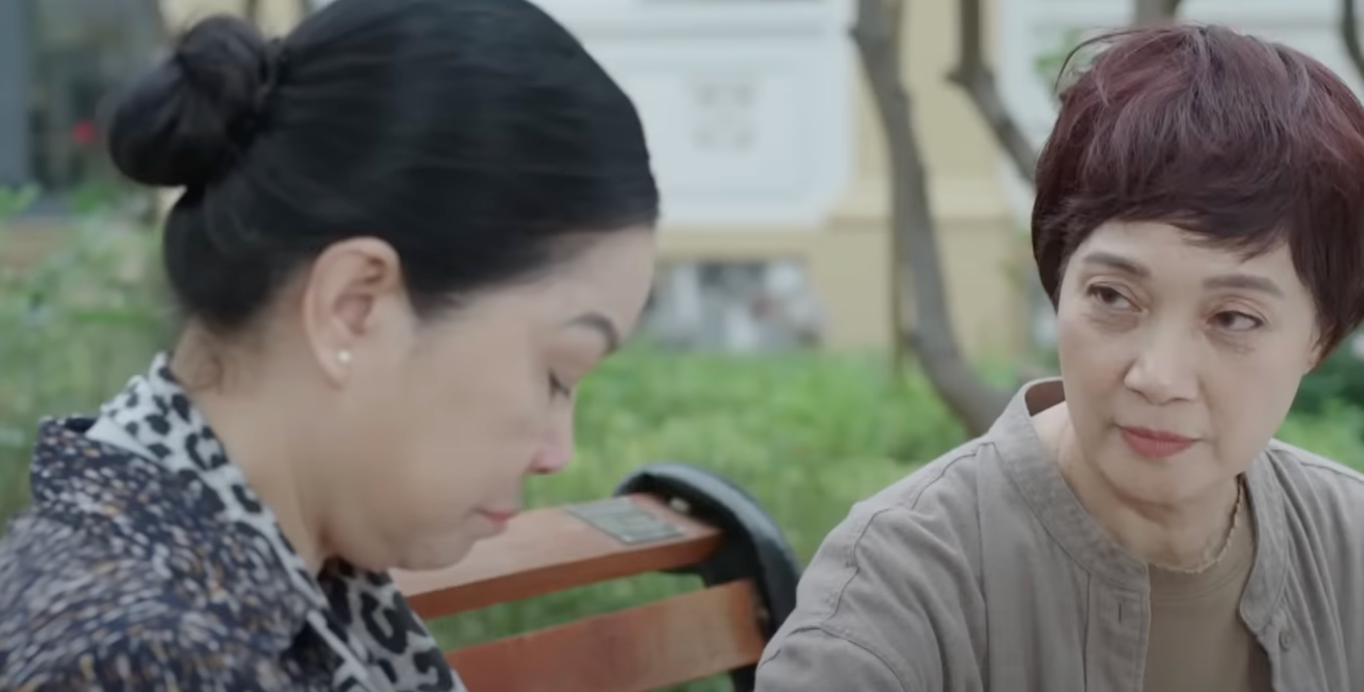 Bà Tâm (Phương Hoa) tâm sự với bà Lan về nỗi cô đơn ở viện dưỡng lão. Ảnh: CMH.