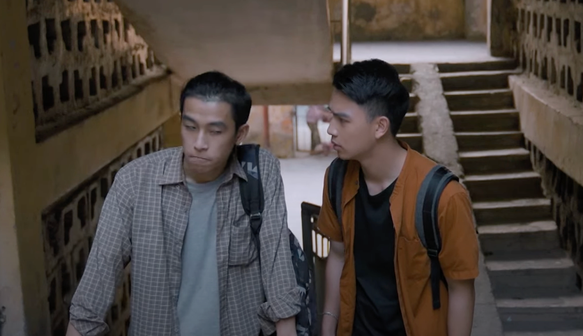 Bát (Tuấn Anh) dụ dỗ Thạch (Việt Hoàng) bán thận để trả nợ. Ảnh: CMH.