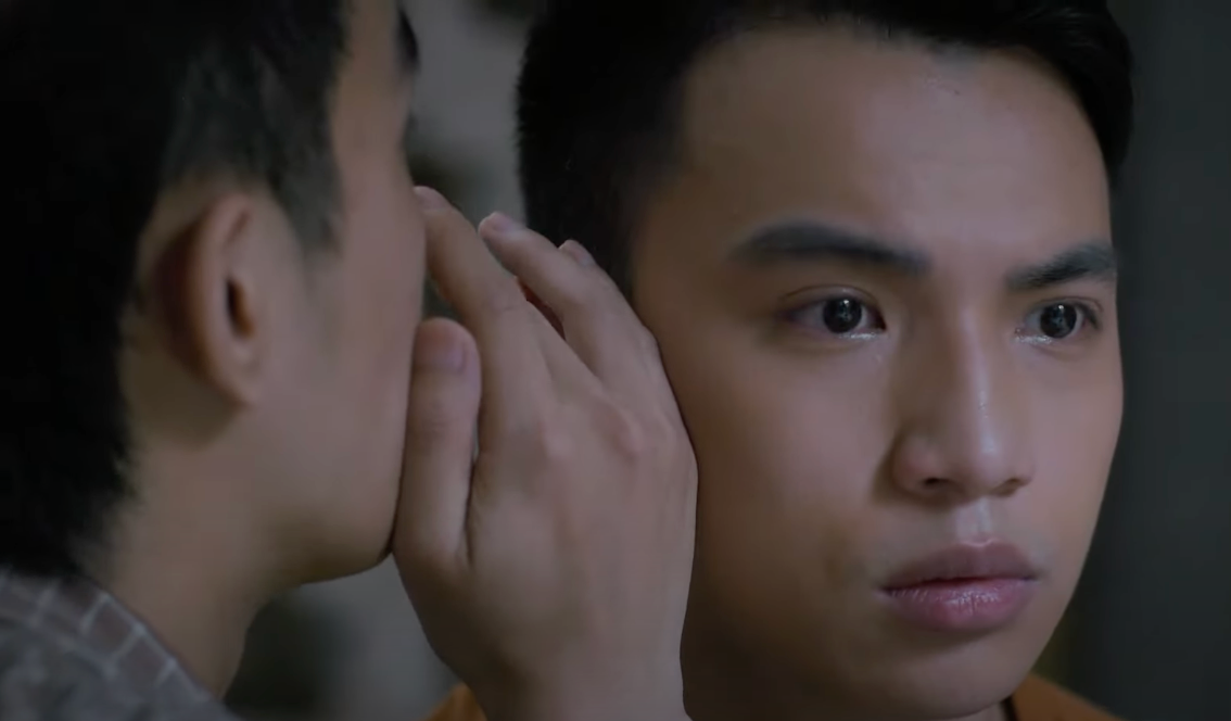 Dù là thủ khoa, Thạch (Việt Hoàng) lại ngây thơ, dễ bị Bát (Tuấn Anh) lừa. Ảnh: CMH. Dù là thủ khoa, Thạch (Việt Hoàng) lại ngây thơ, dễ bị Bát (Tuấn Anh) lừa. Ảnh: CMH.