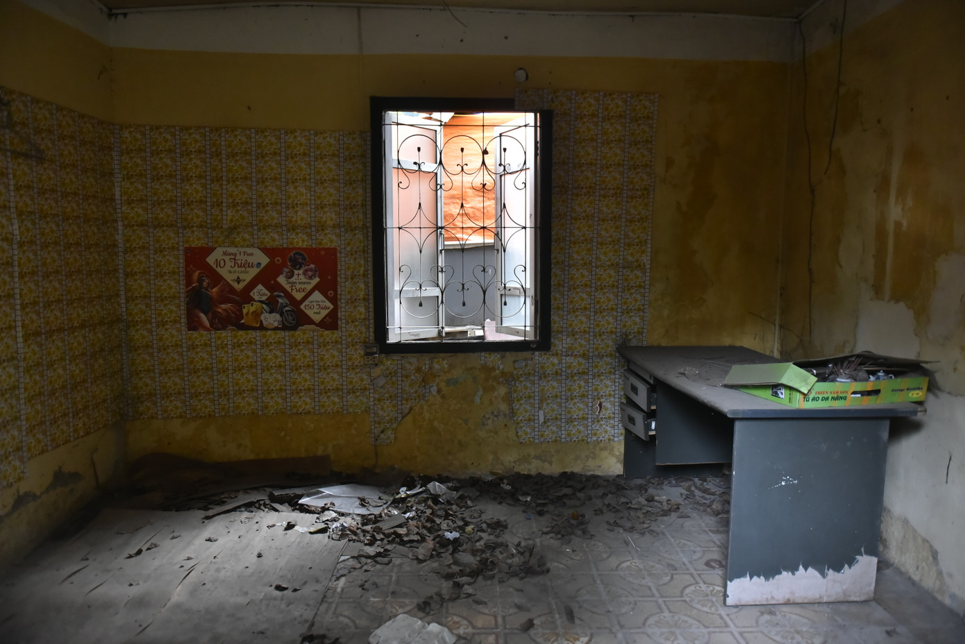 Trụ sở Hãng phim truyện Việt Nam (Thuỵ Khuê, Hà Nội) xập xệ, hoang tàn. Trụ sở Hãng phim truyện Việt Nam (Thuỵ Khuê, Hà Nội) xập xệ, hoang tàn.