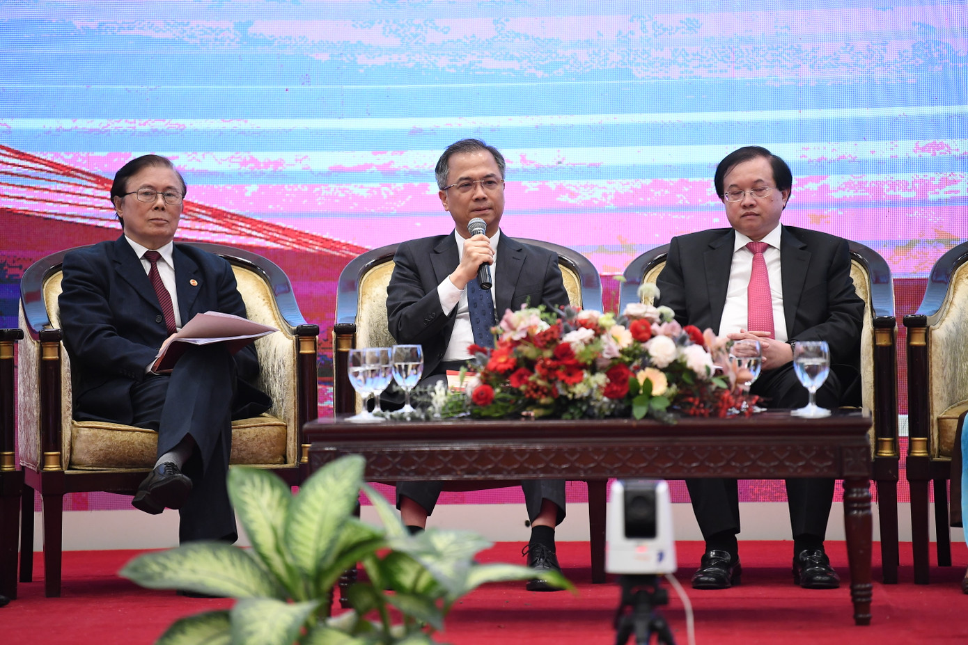 TS. Đặng Xuân Thanh - Phó Chủ tịch Viện Hàn lâm Khoa học Xã hội Việt Nam (giữa) kể lại những kỷ niệm về ông nội. TS. Đặng Xuân Thanh - Phó Chủ tịch Viện Hàn lâm Khoa học Xã hội Việt Nam (giữa) kể lại những kỷ niệm về ông nội.