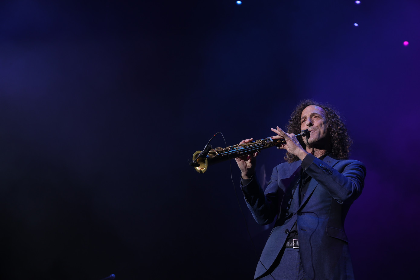 Kenny G biểu diễn liên tục 17 nhạc phẩm trong gần hai tiếng diễn ra đêm nhạc. Kenny G biểu diễn liên tục 17 nhạc phẩm trong gần hai tiếng diễn ra đêm nhạc.
