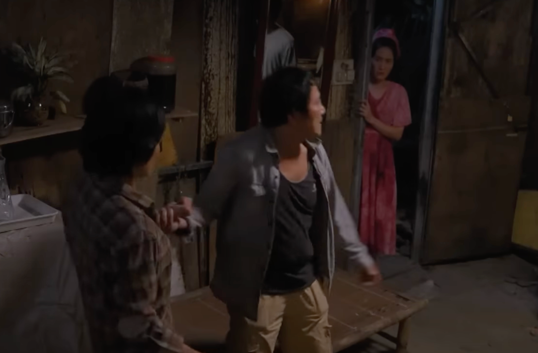 Lưu (NSƯT Hoàng Hải) tỏ tình với Luyến (Thanh Hương) trong cơn say. Ảnh: CMH.