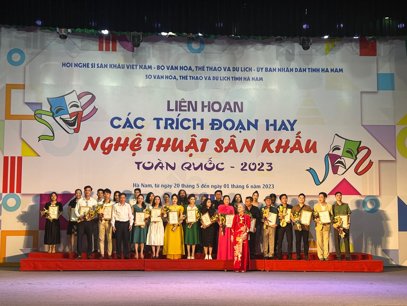 Ban tổ chức vinh danh các diễn viên đoạt Huy chương Bạc.