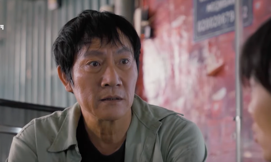 Lưu (NSƯT Hoàng Hải) ngỡ ngàng vì bị hàng xóm (Thanh Hương) mắng. Ảnh: CMH.