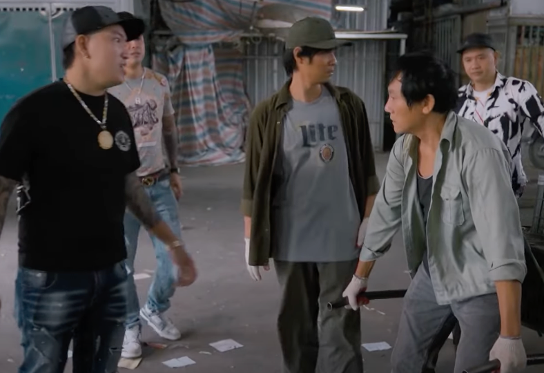 Nhóm xã hội đen đến tận chợ siết nợ Lưu (NSƯT Hoàng Hải). Ảnh: CMH. Nhóm xã hội đen đến tận chợ siết nợ Lưu (NSƯT Hoàng Hải). Ảnh: CMH.