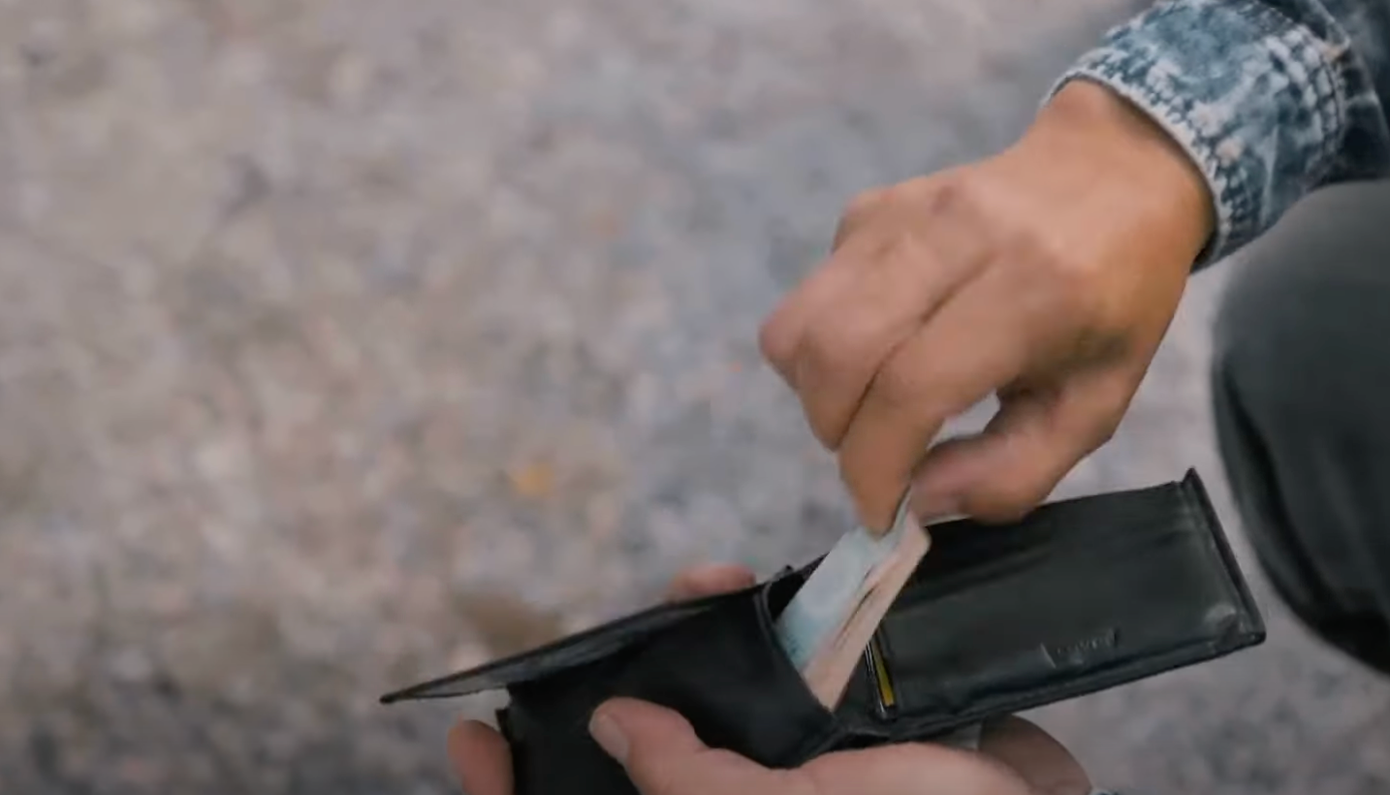 Sau khi được Luyến cho vay tiền, Lưu lấy tiền &quot;găm&quot; trong ví ra dùng. Ảnh: CMH.