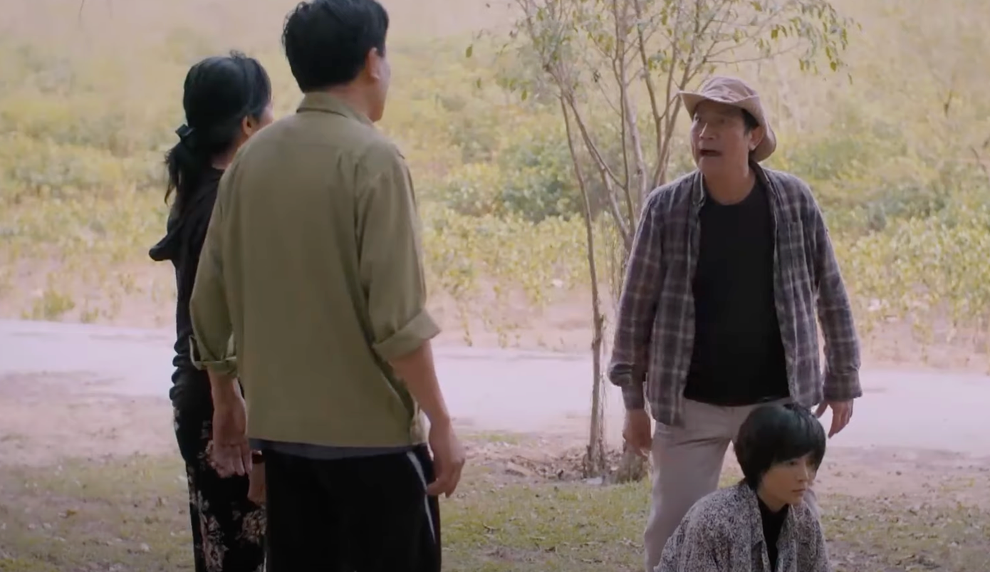 Lưu bảo vệ Luyến khi bố mẹ Luyến muốn lấy tiền của cô để trả nợ cho em trai. Ảnh: CMH.