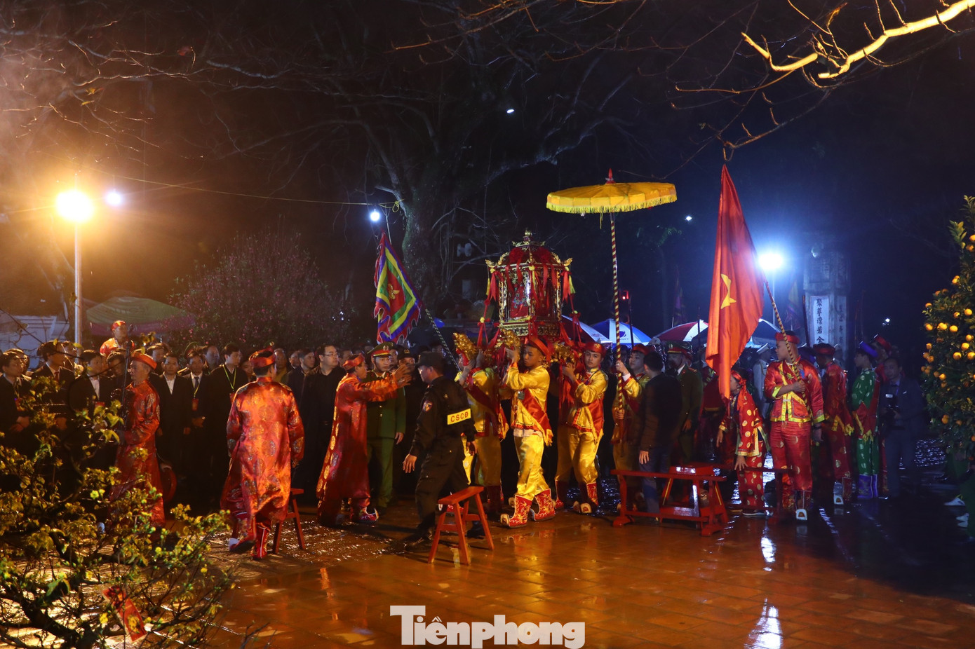 Lễ hội Khai ấn đền Trần được tổ chức trang trọng từ 22h15 ngày 14 tháng Giêng (ngày 4/2) với các nghi lễ rước kiệu ấn từ Đền Cố Trạch sang Đền Thiên Trường, dâng hương, tế cáo trước ban thờ Trung Thiên Đền Thiên Trường, rước ấn vào nội cung và đặt tại ban công đồng để làm lễ xin Khai ấn. Ảnh: TRỌNG TÀI.