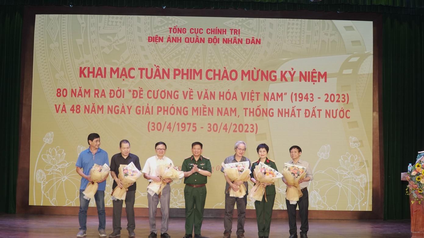 Thiếu tướng Lê Xuân Sang tặng hoa cảm ơn các đạo diễn, biên kịch có phim được chọn chiếu trong Tuần phim.