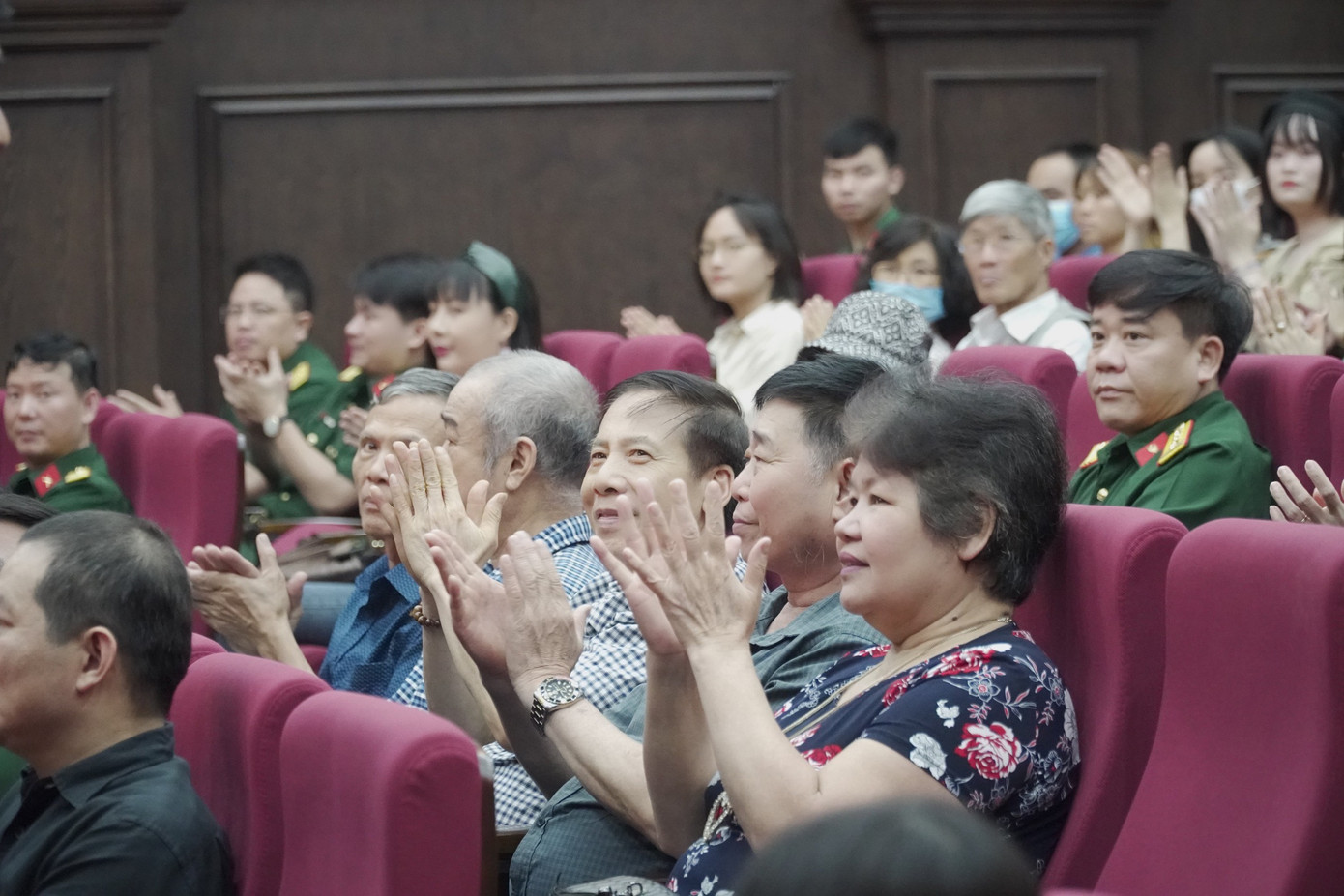 Đông đảo cán bộ chiến sĩ, người làm điện ảnh trong và ngoài lực lượng Quân đội nhân dân Việt Nam tham dự Lễ khai mạc Tuần phim.