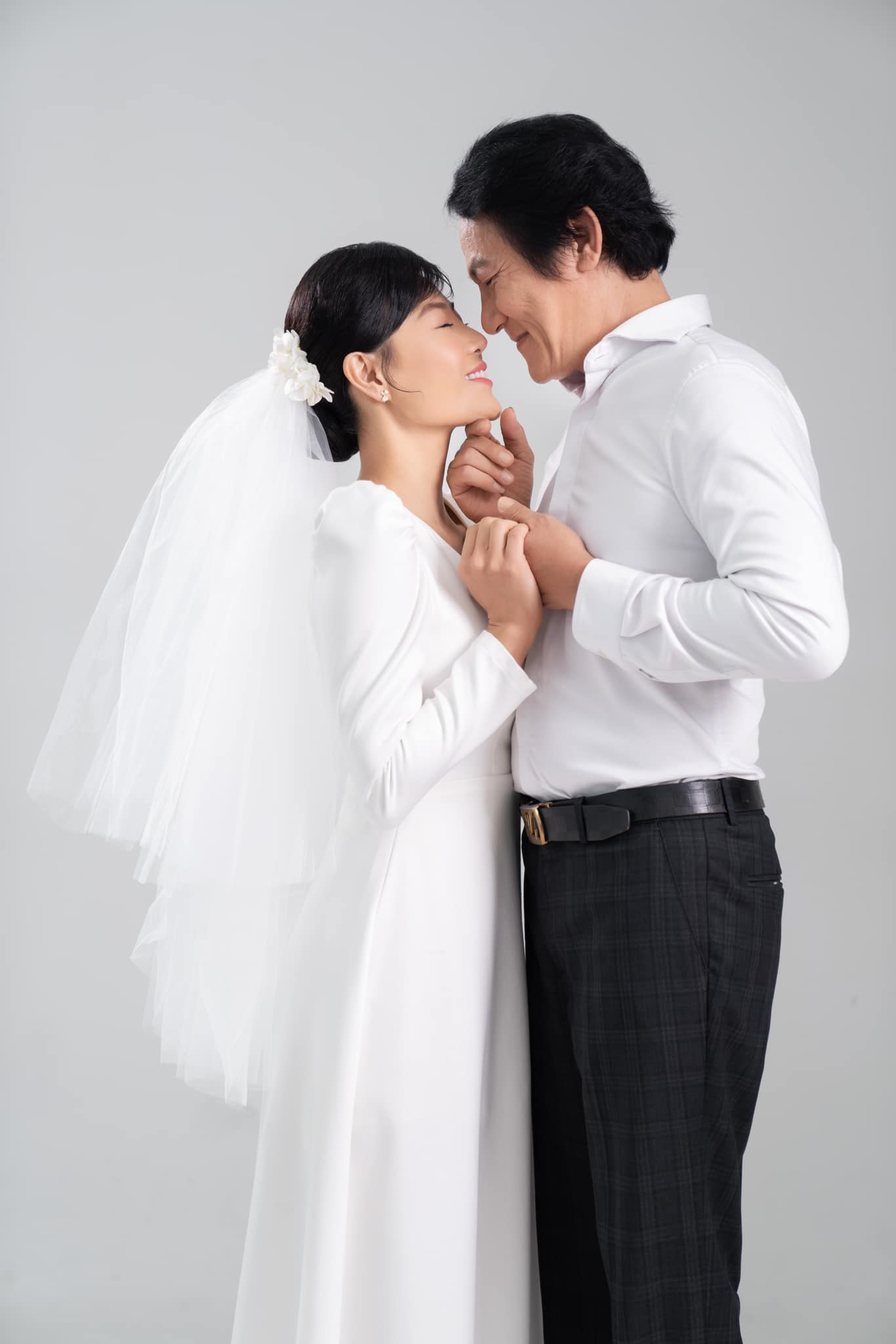 NSƯT Hoàng Hải chia sẻ ảnh cưới của nhân vật Lưu và Luyến (Thanh Hương) trong phim Cuộc đời vẫn đẹp sao. NSƯT Hoàng Hải chia sẻ ảnh cưới của nhân vật Lưu và Luyến (Thanh Hương) trong phim Cuộc đời vẫn đẹp sao.