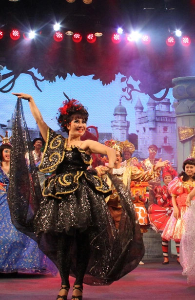 Nguyệt Hằng trong vở Hoàng tử Gấu và hạt đậu thần. Nguyệt Hằng trong vở Hoàng tử Gấu và hạt đậu thần.