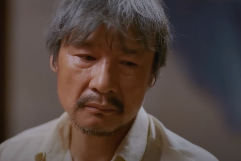 Ông Nhân (NSƯT Võ Hoài Nam) buồn rầu khi nghe những tâm sự của con gái. Ảnh: CMH.