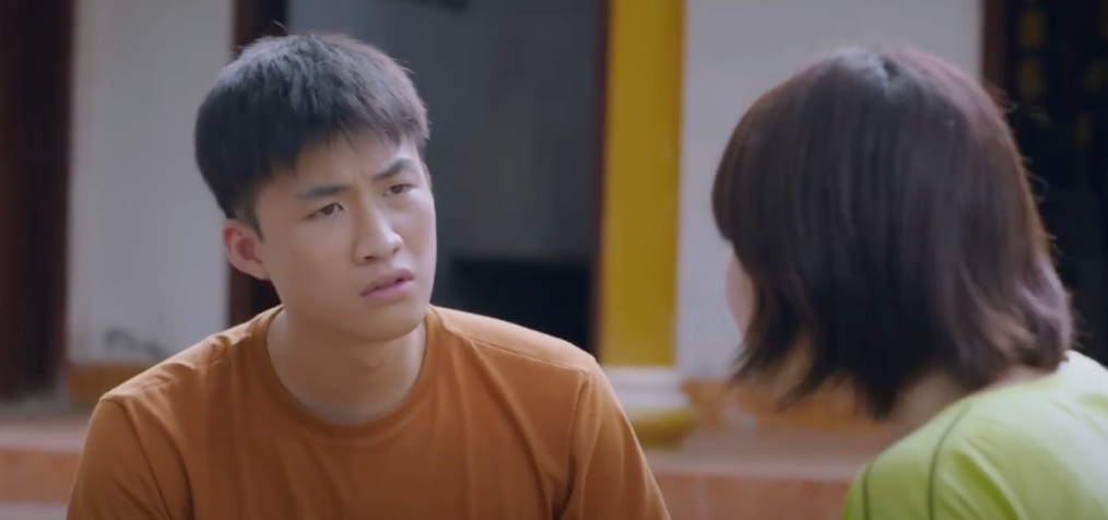 Ninh (Thu Hà) gợi ý cho Hiếu (Duy Khánh) làm lễ giải đen. Ảnh: CMH.