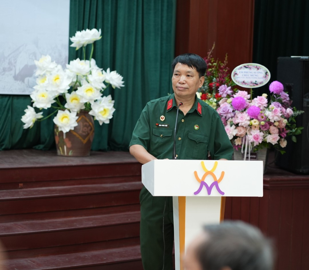 Đại tá, cựu chiến binh, nhà văn Đặng Vương Hưng đồng thời là người sáng lập kiêm Chủ tịch tổ chức Trái tim Người lính Việt Nam cho biết nhiều di vật, kỷ vật của bộ đội miền Bắc và quân Giải phóng miền Nam bị thất lạc, bị hủy trong kháng chiến chống Mỹ. “Tuy nhiên, nhiều di vật và kỷ vật được Trung tâm Việt Nam và Lưu trữ tại Đại học Texas số hóa hình ảnh và thông tin trong dự án phi lợi nhuận - Hồ sơ Di sản Chiến tranh Việt Nam. Những tư liệu này chứa đựng nhiều thông tin riêng tư, rất cảm động và thiêng liêng, của các liệt sĩ”, Đại tá Đặng Vương Hưng nêu. Ảnh:Trọng Quân. Đại tá, cựu chiến binh, nhà văn Đặng Vương Hưng đồng thời là người sáng lập kiêm Chủ tịch tổ chức Trái tim Người lính Việt Nam cho biết nhiều di vật, kỷ vật của bộ đội miền Bắc và quân Giải phóng miền Nam bị thất lạc, bị hủy trong kháng chiến chống Mỹ. “Tuy nhiên, nhiều di vật và kỷ vật được Trung tâm Việt Nam và Lưu trữ tại Đại học Texas số hóa hình ảnh và thông tin trong dự án phi lợi nhuận - Hồ sơ Di sản Chiến tranh Việt Nam. Những tư liệu này chứa đựng nhiều thông tin riêng tư, rất cảm động và thiêng liêng, của các liệt sĩ”, Đại tá Đặng Vương Hưng nêu. Ảnh:Trọng Quân.