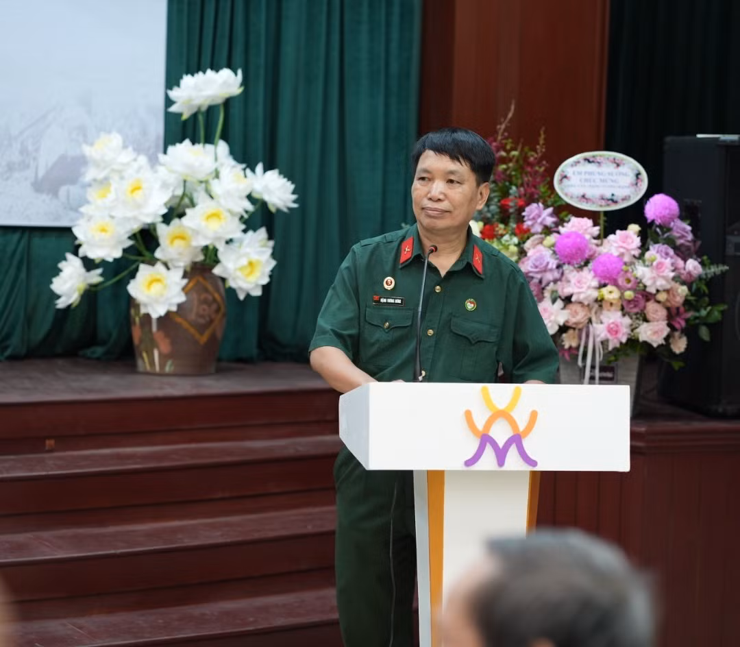 Đại tá, cựu chiến binh, nhà văn Đặng Vương Hưng đồng thời là người sáng lập kiêm Chủ tịch tổ chức Trái tim Người lính Việt Nam cho biết nhiều di vật, kỷ vật của bộ đội miền Bắc và quân Giải phóng miền Nam bị thất lạc, bị hủy trong kháng chiến chống Mỹ. “Tuy nhiên, nhiều di vật và kỷ vật được Trung tâm Việt Nam và Lưu trữ tại Đại học Texas số hóa hình ảnh và thông tin trong dự án phi lợi nhuận - Hồ sơ Di sản Chiến tranh Việt Nam. Những tư liệu này chứa đựng nhiều thông tin riêng tư, rất cảm động và thiêng liêng, của các liệt sĩ”, Đại tá Đặng Vương Hưng nêu. Ảnh:Trọng Quân. Đại tá, cựu chiến binh, nhà văn Đặng Vương Hưng đồng thời là người sáng lập kiêm Chủ tịch tổ chức Trái tim Người lính Việt Nam cho biết nhiều di vật, kỷ vật của bộ đội miền Bắc và quân Giải phóng miền Nam bị thất lạc, bị hủy trong kháng chiến chống Mỹ. “Tuy nhiên, nhiều di vật và kỷ vật được Trung tâm Việt Nam và Lưu trữ tại Đại học Texas số hóa hình ảnh và thông tin trong dự án phi lợi nhuận - Hồ sơ Di sản Chiến tranh Việt Nam. Những tư liệu này chứa đựng nhiều thông tin riêng tư, rất cảm động và thiêng liêng, của các liệt sĩ”, Đại tá Đặng Vương Hưng nêu. Ảnh:Trọng Quân.
