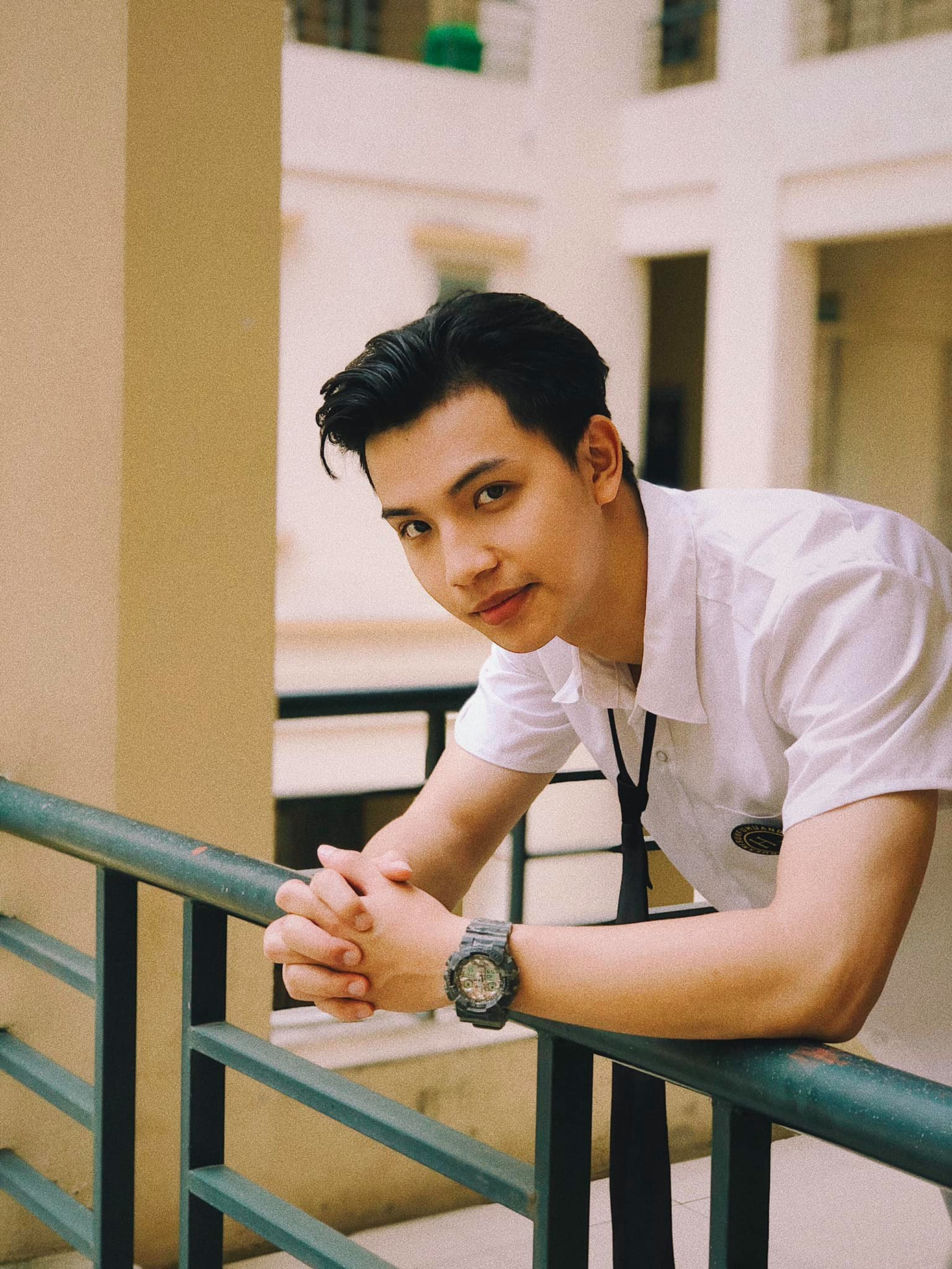 Ngoài đời, Việt Hoàng vui vẻ, cười nhiều, tươi sáng hơn nhân vật Thạch. Ảnh: NVCC. Ngoài đời, Việt Hoàng vui vẻ, cười nhiều, tươi sáng hơn nhân vật Thạch. Ảnh: NVCC.