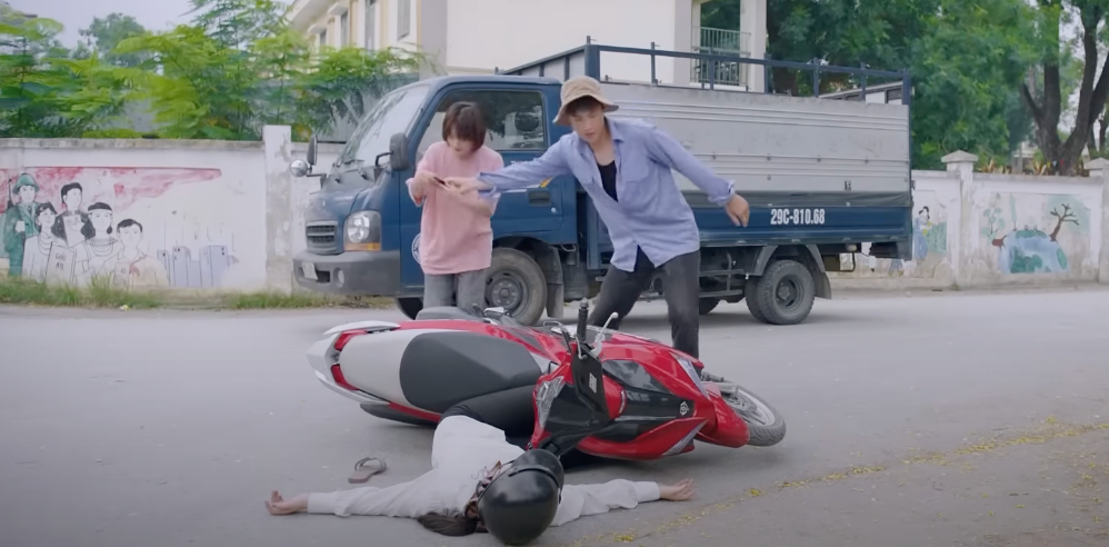 Vì bất cẩn trong lúc lái xe, Hiếu (Duy Khánh) đâm gẫy chân một người phụ nữ. Ảnh: CMH. Vì bất cẩn trong lúc lái xe, Hiếu (Duy Khánh) đâm gẫy chân một người phụ nữ. Ảnh: CMH.