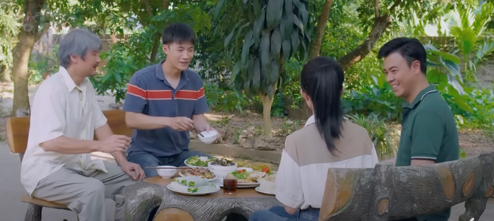 Món quà của cha xoay quanh bốn cha con ông Nhân (NSƯT Võ Hoài Nam). Ảnh: CMH. Món quà của cha xoay quanh bốn cha con ông Nhân (NSƯT Võ Hoài Nam). Ảnh: CMH.