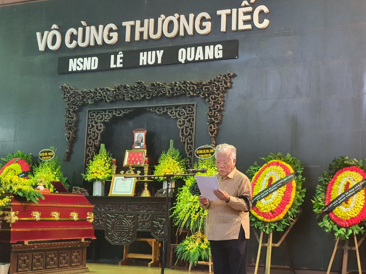NSƯT Lê Chức đọc điếu văn tiễn đưa nhà thơ, họa sĩ, NSND Lê Huy Quang. Ảnh: Lê Đại Chức.