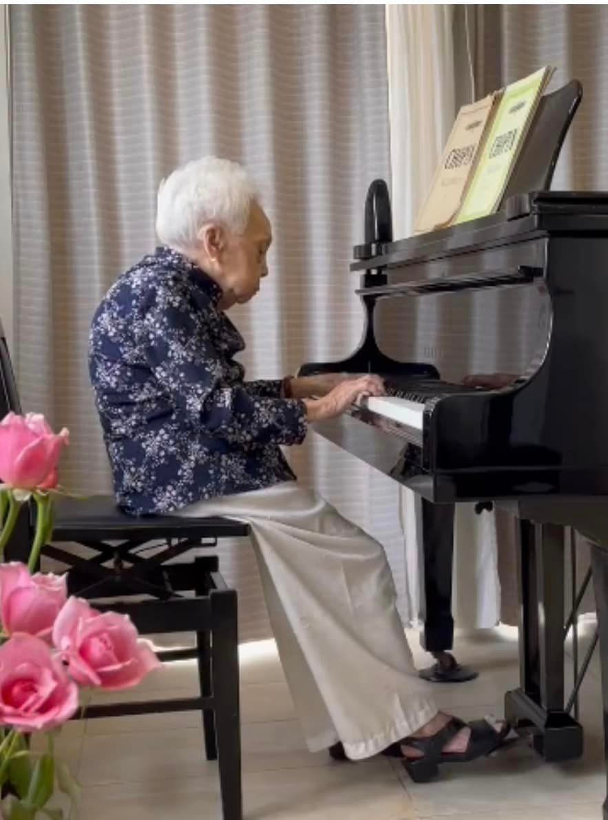 Bà là người yêu nghề, say nghề thế nên dẫu ở ngưỡng 100 người ta vẫn thấy bà dưới ánh đèn sân khấu với những bản Chopin huyền thoại. Ảnh: GĐCC. Bà là người yêu nghề, say nghề thế nên dẫu ở ngưỡng 100 người ta vẫn thấy bà dưới ánh đèn sân khấu với những bản Chopin huyền thoại. Ảnh: GĐCC.