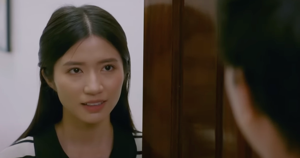 Phúc (B Trần) biết tin Thảo (Ngọc Huyền) bị ốm liền vội vàng đến chăm sóc. Ảnh: CMH.