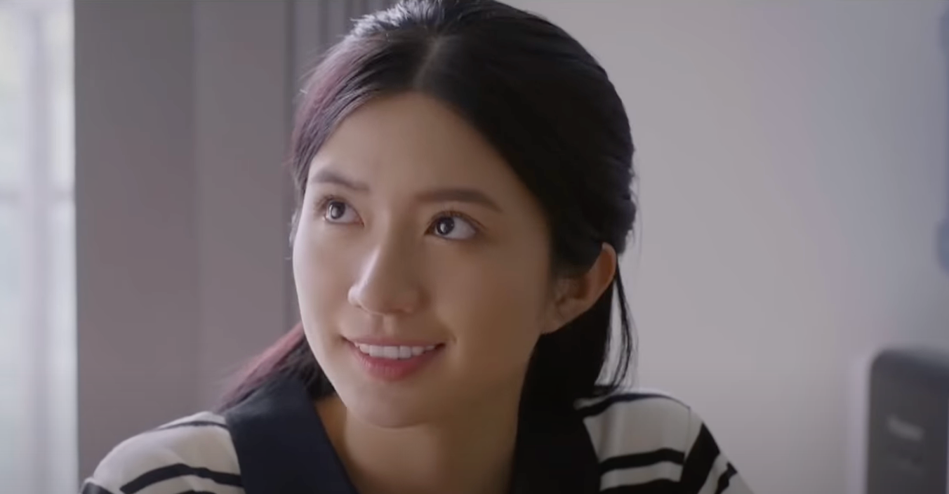 Với sự tấn công vừa dồn dập vừa ngọt ngào của Phúc (B Trần), trái tim Thảo (Ngọc Huyền) không khỏi loạn nhịp. Ảnh: CMH.