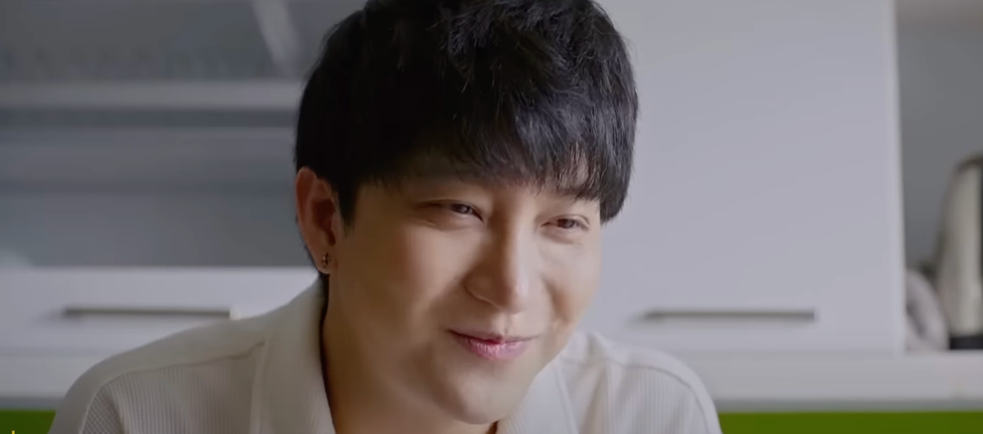 Với sự tấn công vừa dồn dập vừa ngọt ngào của Phúc (B Trần), trái tim Thảo (Ngọc Huyền) không khỏi loạn nhịp. Ảnh: CMH.