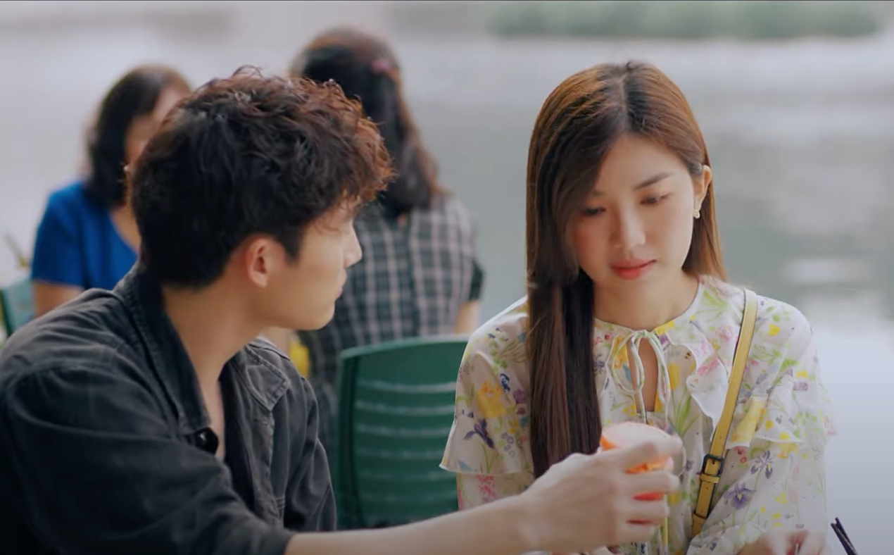 Tú (Đình Tú) thể hiện sự quan tâm đặc biệt với Trang (Lương Thanh). Ảnh: CMH.