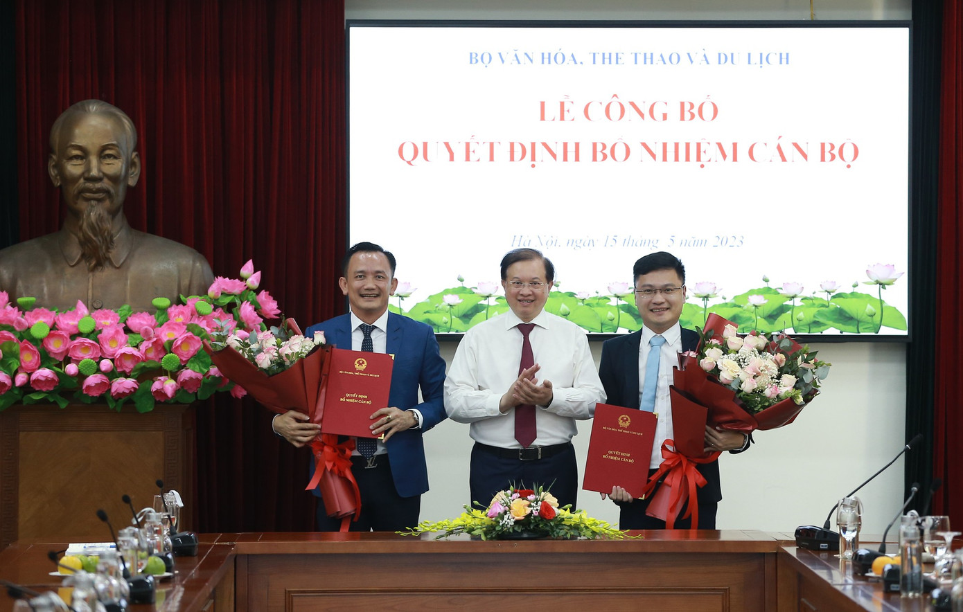 Thứ trưởng Bộ VHTTDL Tạ Quang Đông trao quyết định bổ nhiệm cho ông Võ Quốc Thắng và ông Cao Lê Tuấn Anh. Ảnh: Thế Công