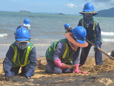Dầu nhớt sắp lớp, công nhân rát mặt. ảnh Việt Hương. Dầu nhớt sắp lớp, công nhân rát mặt. ảnh Việt Hương