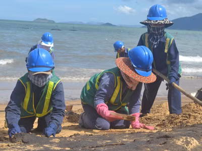 Dầu nhớt sắp lớp, công nhân rát mặt. ảnh Việt Hương