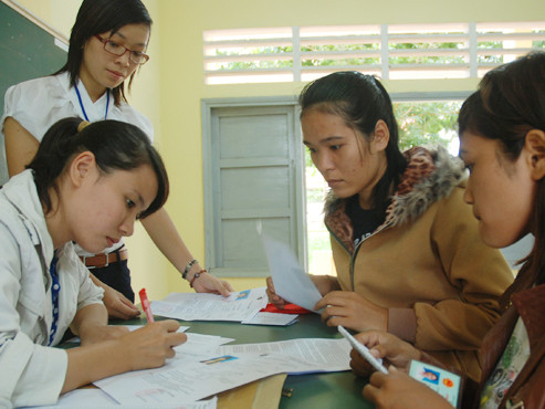 Làm thủ tục nhập học ở Trường ĐH Tây nguyên năm 2012. Hiện trường này đã kết thúc tuyển sinh. Ảnh: T.B.Dũng