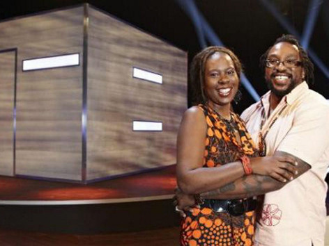 Sĩ quan quản chế Des Lashimba (phải), người ân ái với bạn tình Lynette Ellis (trái) trong “Sex Box” phát sóng hồi tháng 10, đang có nguy cơ bị kỷ luật vì không xin phép lãnh đạo cơ quan trước khi tham gia chương trình. Ảnh: Manchester Evening News