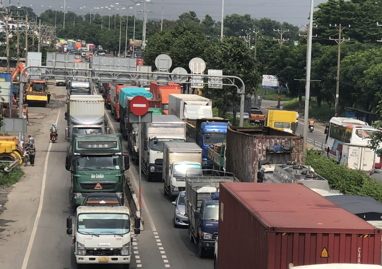 Ô tô xếp hàng nối dài, nhích từng mét. Ảnh: N.H.