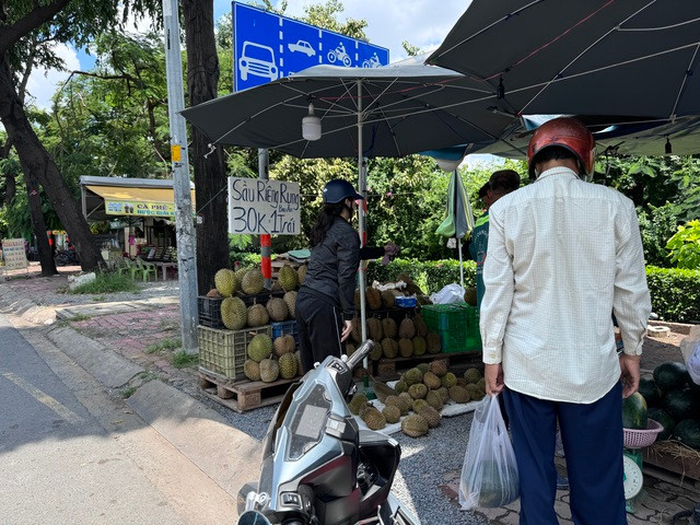 Sầu riêng 30.000 đồng/trái bán trên lề đường TPHCM Sầu riêng 30.000 đồng/trái bán trên lề đường TPHCM