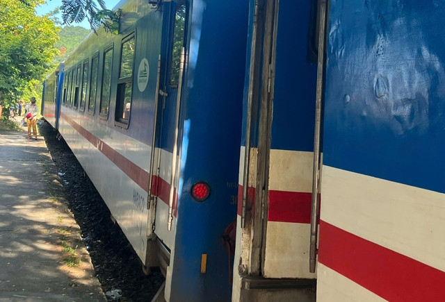 Tàu SE2 bị trật bánh tại khu vực ga Lăng Cô.