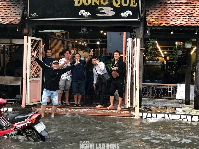 Một nhóm bạn trẻ bị kẹt lại do đường ngập Một nhóm bạn trẻ bị kẹt lại do đường ngập