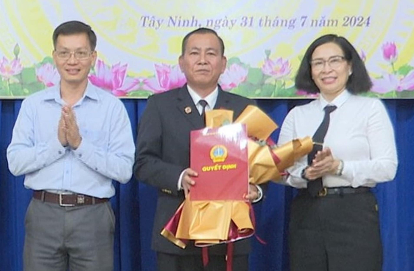 Tân Chánh án TAND huyện Bến Cầu, Phan Thanh Tùng (giữa). Ảnh: Khánh Hội (B.T.N). Tân Chánh án TAND huyện Bến Cầu, Phan Thanh Tùng (giữa). Ảnh: Khánh Hội (B.T.N).