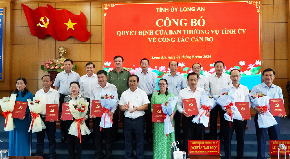 Các cán bộ nhận quyết định, theo thứ tự từ trái sang phải, hàng đầu gồm bà Đỗ Thị Kim Thắm, ông Trương Hải Đăng, bà Nguyễn Thị Thu Trinh, ông Nguyễn Dương Phong Linh, bà Nguyễn Thị Diễm Quỳnh, ông Lê Thanh Đông, ông Lê Xuân Khang và ông Nguyễn Minh Sang chụp ảnh lưu niệm cùng Bí thư Tỉnh ủy - Nguyễn Văn Được và các đồng chí lãnh đạo