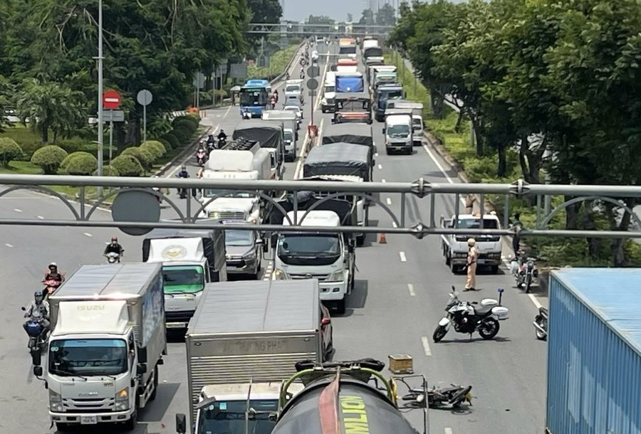 Lực lượng chức năng phong toả hiện trường vụ tai nạn giao thông. Ảnh: T.K